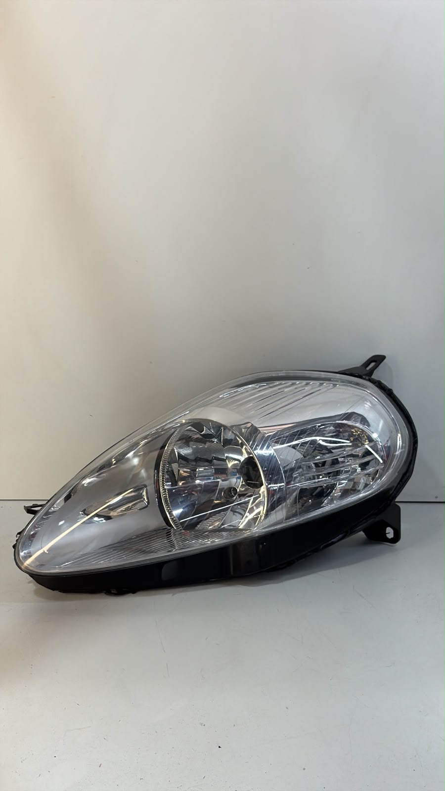Farol Fiat Punto 2007 a 2012 Lado Esquerdo cromado original - foto 2 de 5
