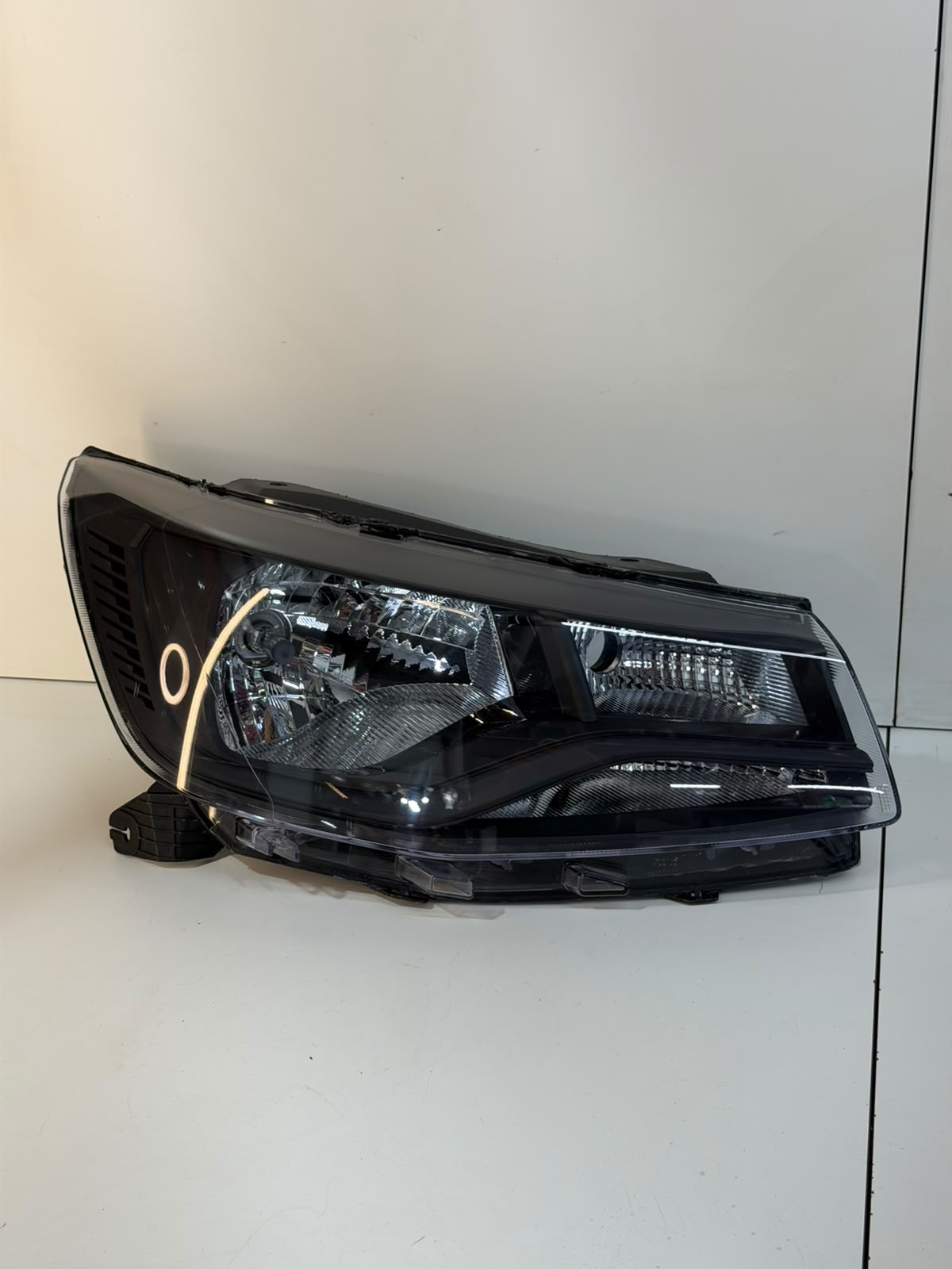 Farol Vw Saveiro Robust G9 2024 2025 2026 Friso Preto L.d original - foto 1 de 4