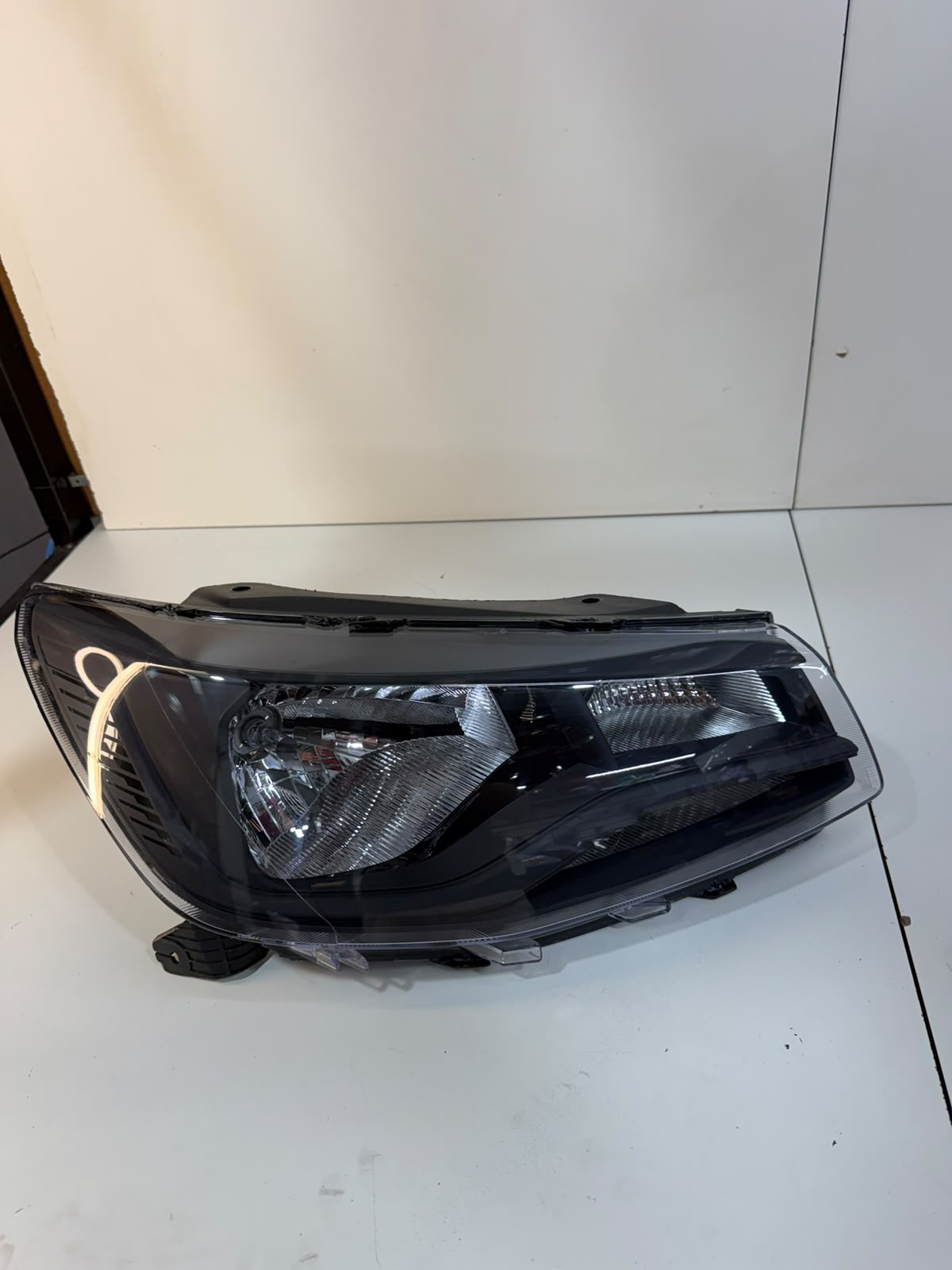 Farol Vw Saveiro Robust G9 2024 2025 2026 Friso Preto L.d original - foto 2 de 4