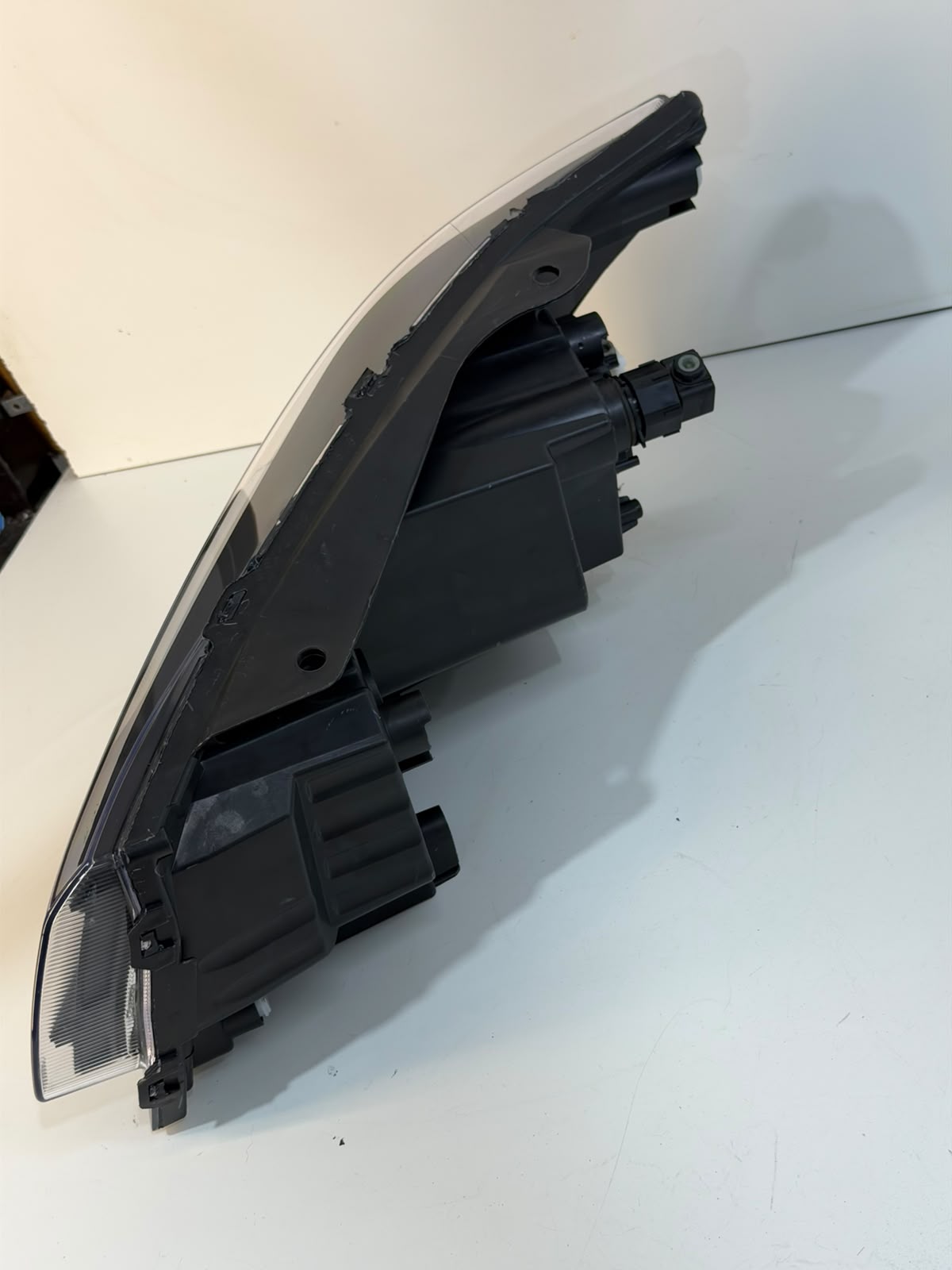 Farol Vw Saveiro Robust G9 2024 2025 2026 Friso Preto L.d original - foto 4 de 4