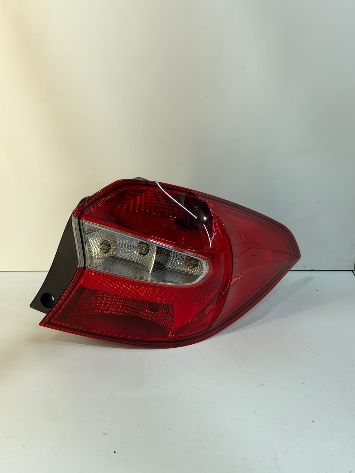 Lanterna Traseira L/d Ka Sedan 2015 A 2018 - foto 1 de 5