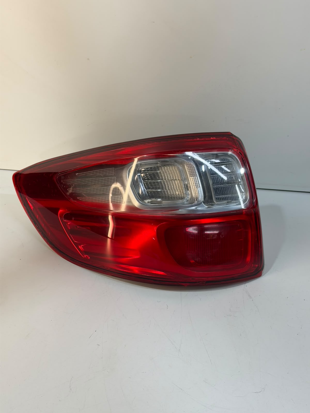 Lanterna Traseira Esquerda Fiat Strada 2014 a 2020 - foto 1 de 4