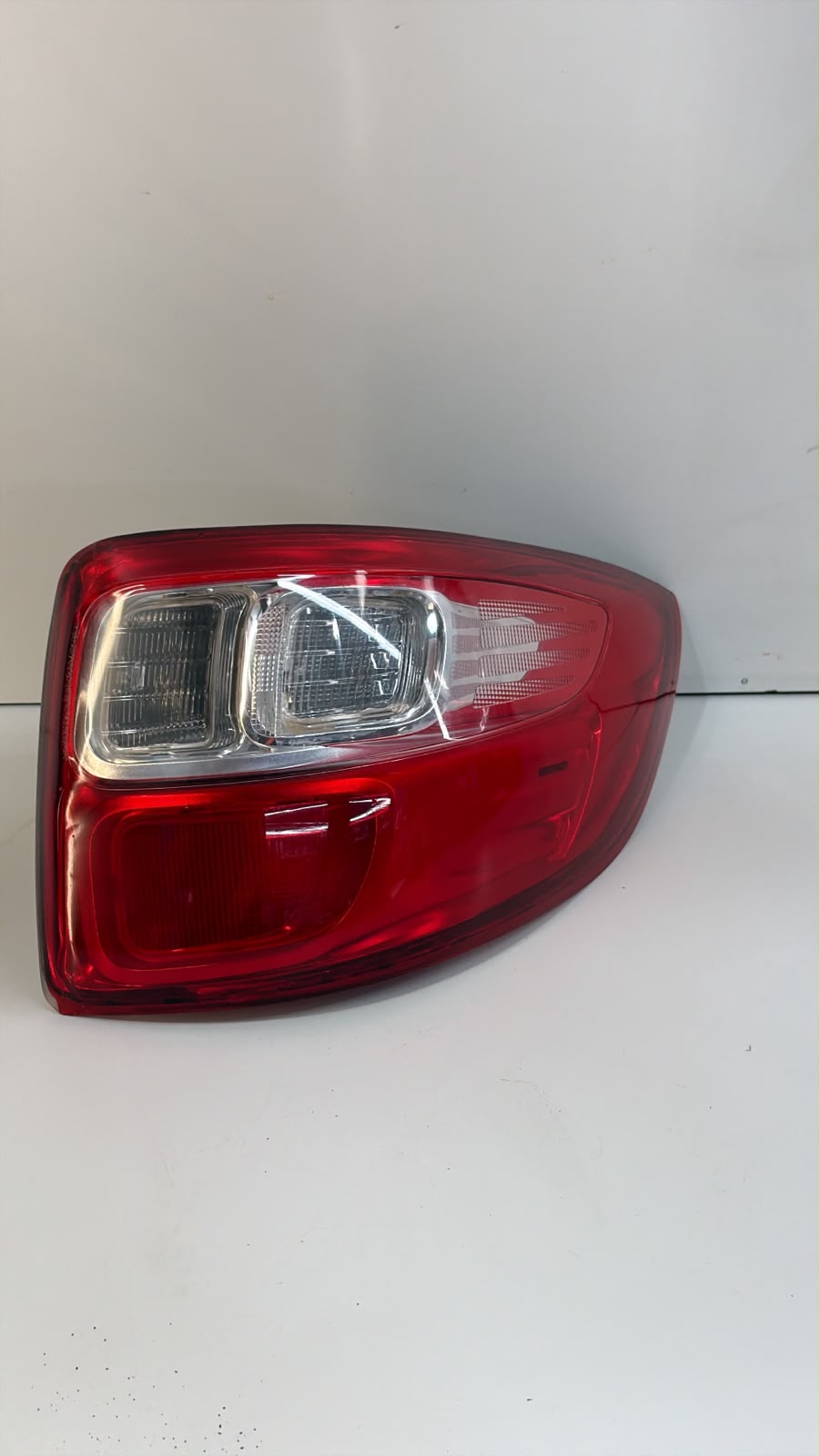 Lanterna Traseira DIREITA Fiat Strada 2014 a 2020 - foto 1 de 4