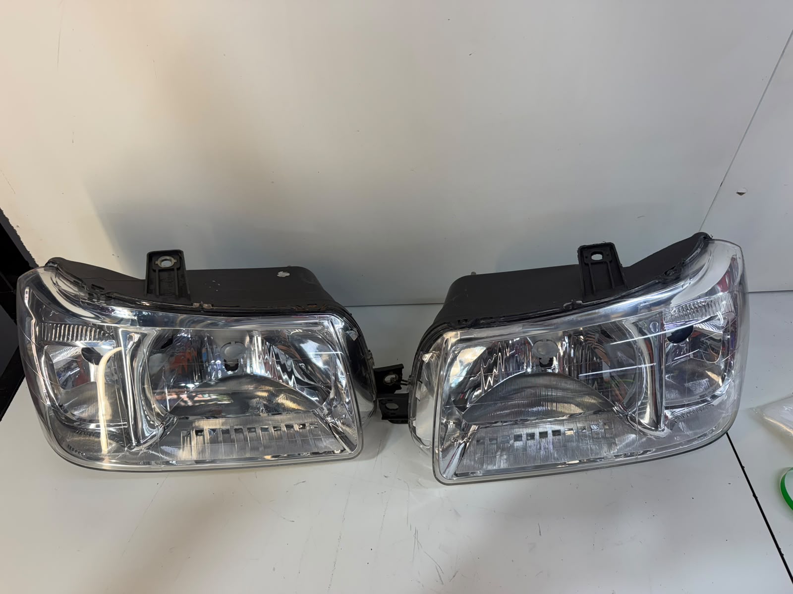 farol Fiat uno Fiorino, 2004 até 2013 original, modelo pit bul, vampirinho - foto 3 de 5