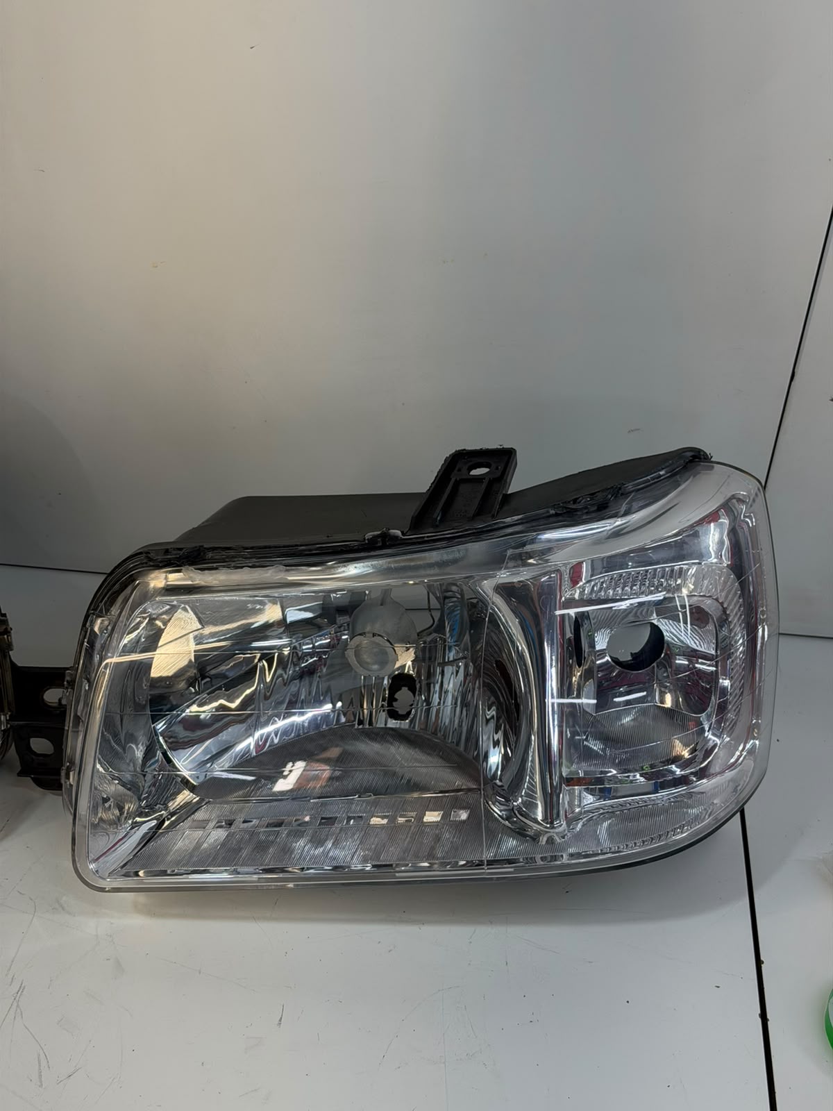 farol Fiat uno Fiorino, 2004 até 2013 original, modelo pit bul, vampirinho - foto 1 de 3