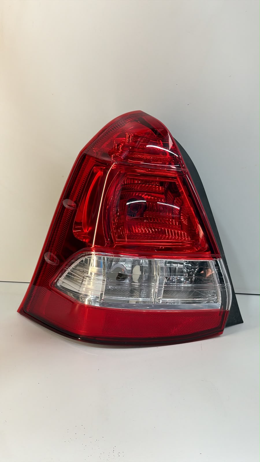 Lanterna freio Toyota Etios Sedan Ano 2013 a 2020 Lado Esquerdo Motorista luz Traseira - foto 2 de 5
