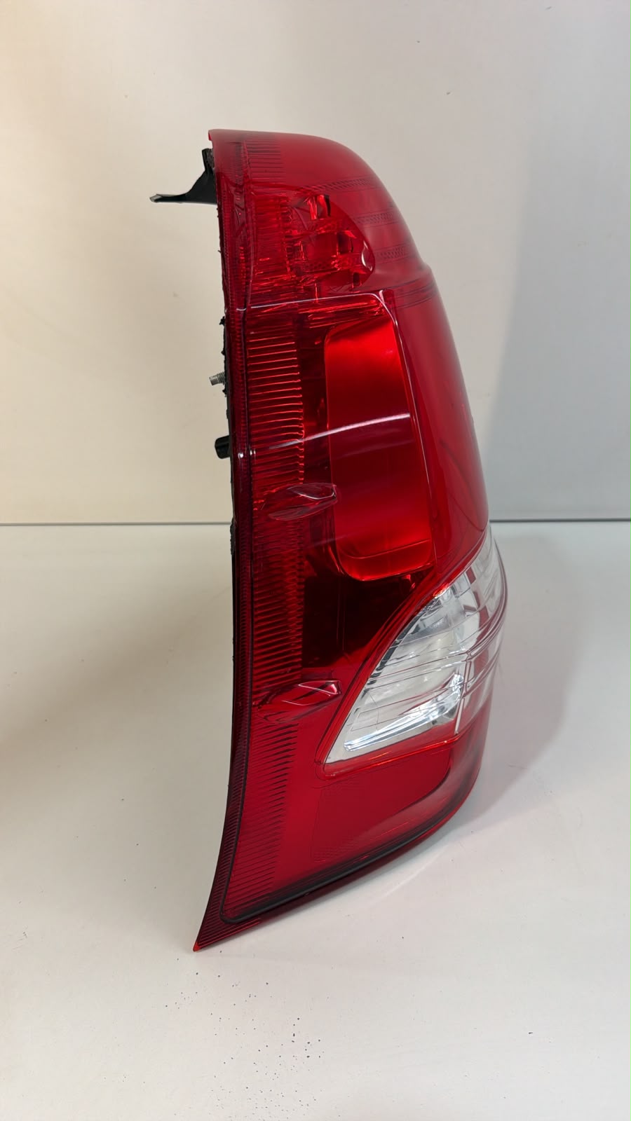 Lanterna freio Toyota Etios Sedan Ano 2013 a 2020 Lado Esquerdo Motorista luz Traseira - foto 4 de 5