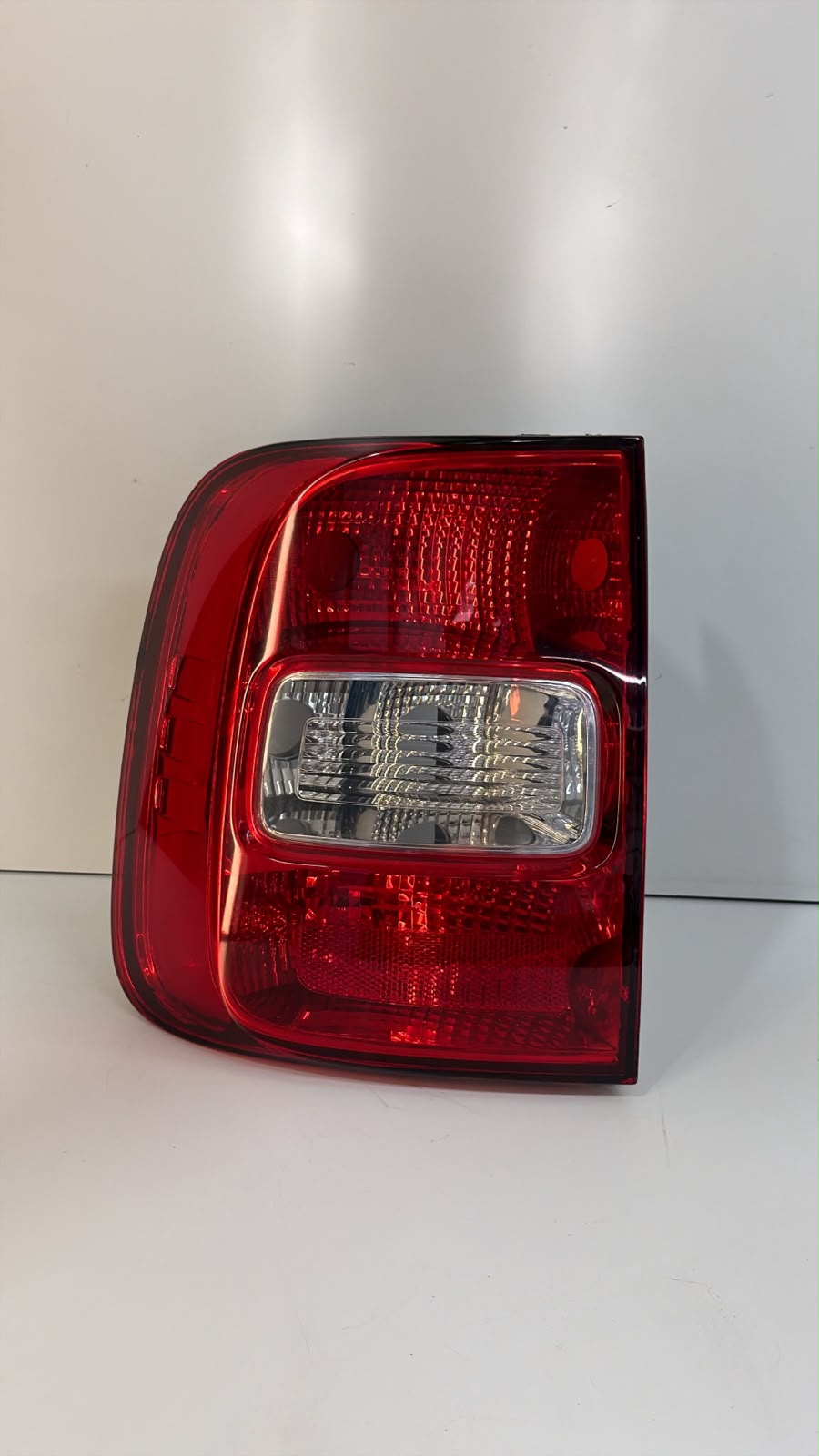 Lanterna traseira esquerda Volkswagen Saveiro G5/G6 2009 a 2016 - foto 1 de 4
