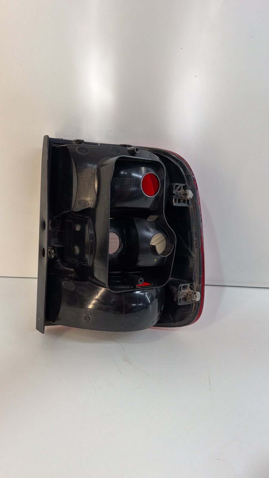 Lanterna traseira esquerda Volkswagen Saveiro G5/G6 2009 a 2016 - foto 2 de 4