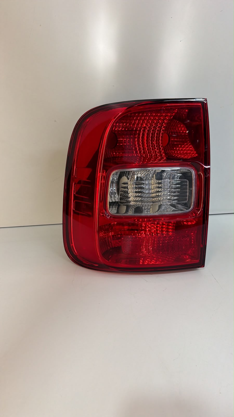 Lanterna traseira esquerda Volkswagen Saveiro G5/G6 2009 a 2016 - foto 4 de 4