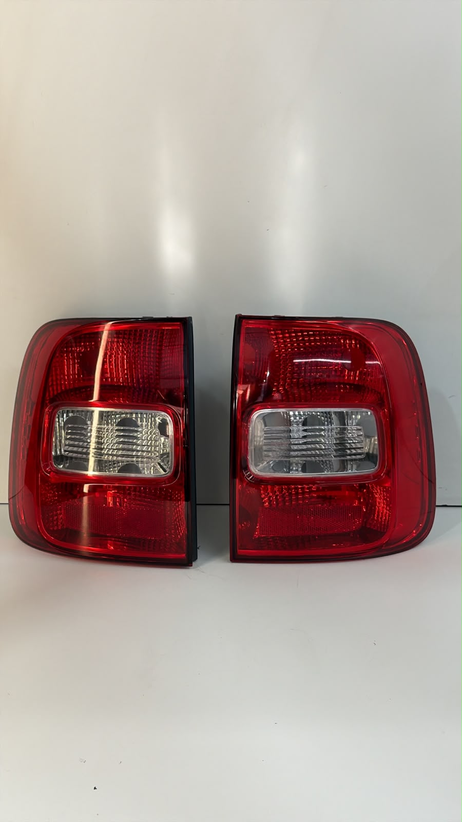 par Lanterna traseira Volkswagen Saveiro G5/G6 2009 a 2016 original - foto 1 de 10